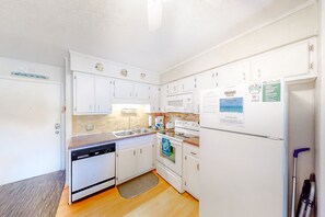 Kjøleskap, mikrobølgeovn, ovn og kokeplater