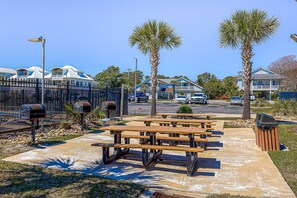 Outdoor dining - First-floor condo with pool, patio & beach gear - 2 blocks to Crescent Beach (North Myrtle Beach)