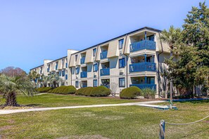 Exterior - First-floor condo with pool, patio & beach gear - 2 blocks to Crescent Beach (North Myrtle Beach)