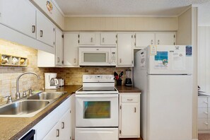 Kjøleskap, mikrobølgeovn, ovn og kokeplater