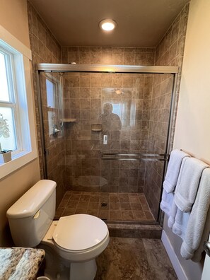 Douche, sĂšche-cheveux, serviettes fournies, savon