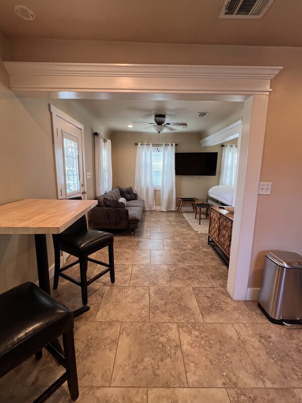 Interior - Charming hide away off the freeway (Visalia)