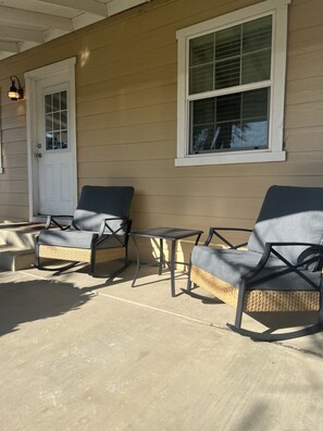 Terrace/patio - Charming hide away off the freeway (Visalia)