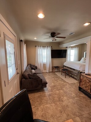 1 bedroom, iron/ironing board, free WiFi, bed sheets - Charming hide away off the freeway (Visalia)