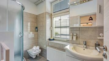 Een douche, handdoeken