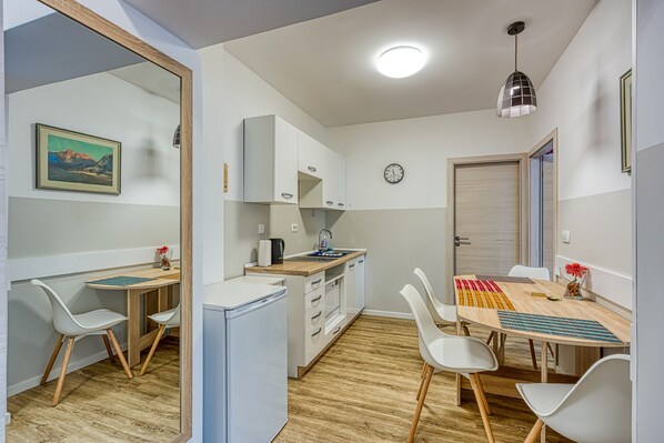 冷蔵庫、コンロ、食器洗い機、電気ポット