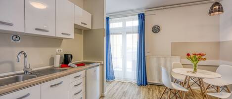 Réfrigérateur, plaque de cuisson, bouilloire électrique