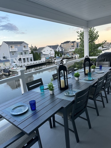 Beautiful new home with heated pool on a lagoon