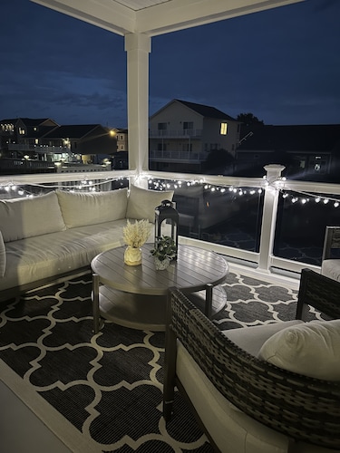 Beautiful new home with heated pool on a lagoon