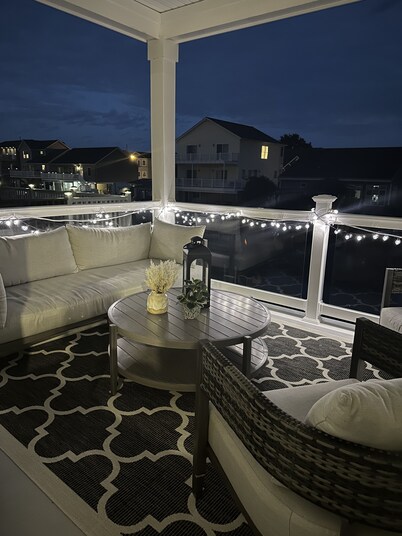 Beautiful new home with heated pool on a lagoon