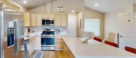 Køleskab, mikrobølgeovn, ovn, kogeplade