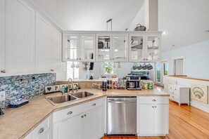 Kylskåp, mikrovågsugn, spishäll och diskmaskin