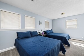 2 habitaciones, escritorio, tabla de planchar con plancha y wifi gratis 