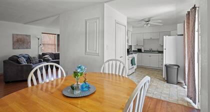 Lovely Updated 2bd house just minutes away from anything the Qc has to offer!