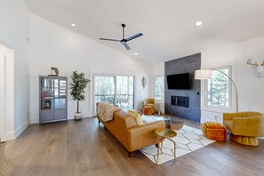 Una televisión, una chimenea, un futbolín