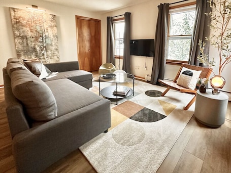 Smart TV, offices. Cozy Stay by Little Italy & Wooster Street