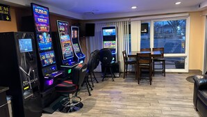 A room with gaming machines, a dining area, and a view of the street. - Stay Inn by OYO Near I 80 Lincoln West (Lincoln)