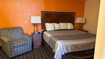 Habitación, 1 cama King size y sofá cama | Escritorio, tabla de planchar con plancha, wifi gratis y ropa de cama
