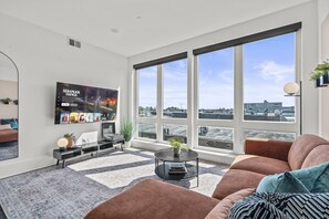 Living area - Vibrant King Bed Condo w/Rooftop Lounge, Gym, and Close to the Stadiums (Philadelphia)