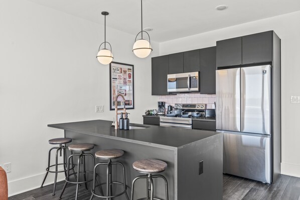 Private kitchen - Vibrant King Bed Condo w/Rooftop Lounge, Gym, and Close to the Stadiums (Philadelphia)