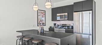 Vibrant King Bed Condo w/Rooftop Lounge, Gym, and Close to the Stadiums