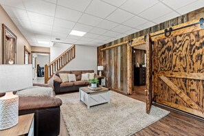 تلفزيون ذكي، مدفأة، كرة قدم الطاولة، كُتُب