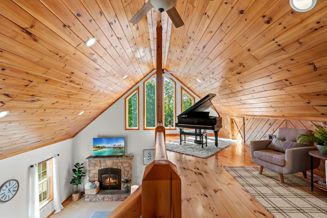 Smart TV, chimenea, futbolito y libros 