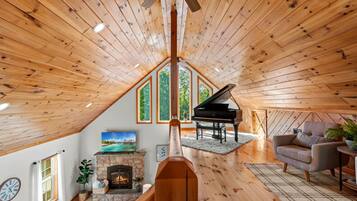 Smart TV, chimenea, futbolito y libros