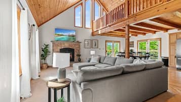 Smart TV, chimenea, futbolito, libros