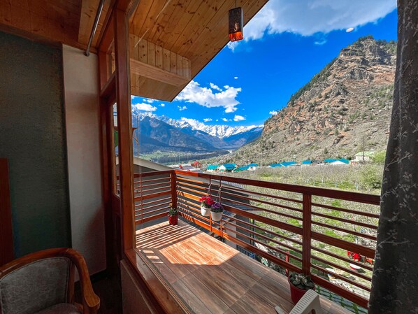 Superior Room | Free WiFi, bed sheets - The Sunset Haven (Manali)