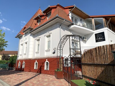 Double bedroom in historical Villa in perfect location