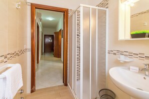 Douche, sèche-cheveux, bidet, serviettes fournies