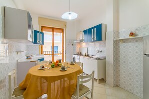 Refrigerador, horno, parrilla de estufa y cafetera y tetera
