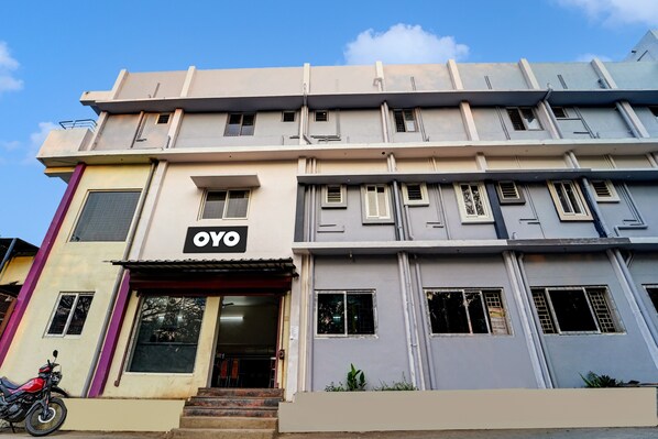 Front of property - OYO Dhanam Lodge (Coimbatore)