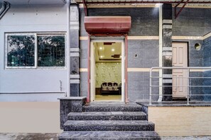 Front of property - OYO Dhanam Lodge (Coimbatore)