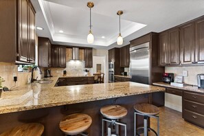 Geladeira, micro-ondas, lava-louças, cafeteira/chaleira