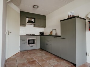 ثلاجة، ميكروويف، موقد طهي مسطح، غسالة أطباق