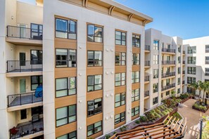 Exterior - Trendy Hayward 2BR w/ Heated Pool & On-Site Dining, by Blueground (Hayward)
