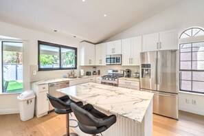 Réfrigérateur, micro-ondes, four, plaque de cuisson