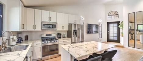 Refrigerador, microondas, horno, placa de cocina