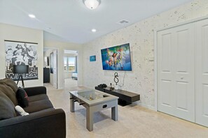 TV, table football - Gorgeous Town Home Adjacent to Club House and Close To Disney (Davenport)
