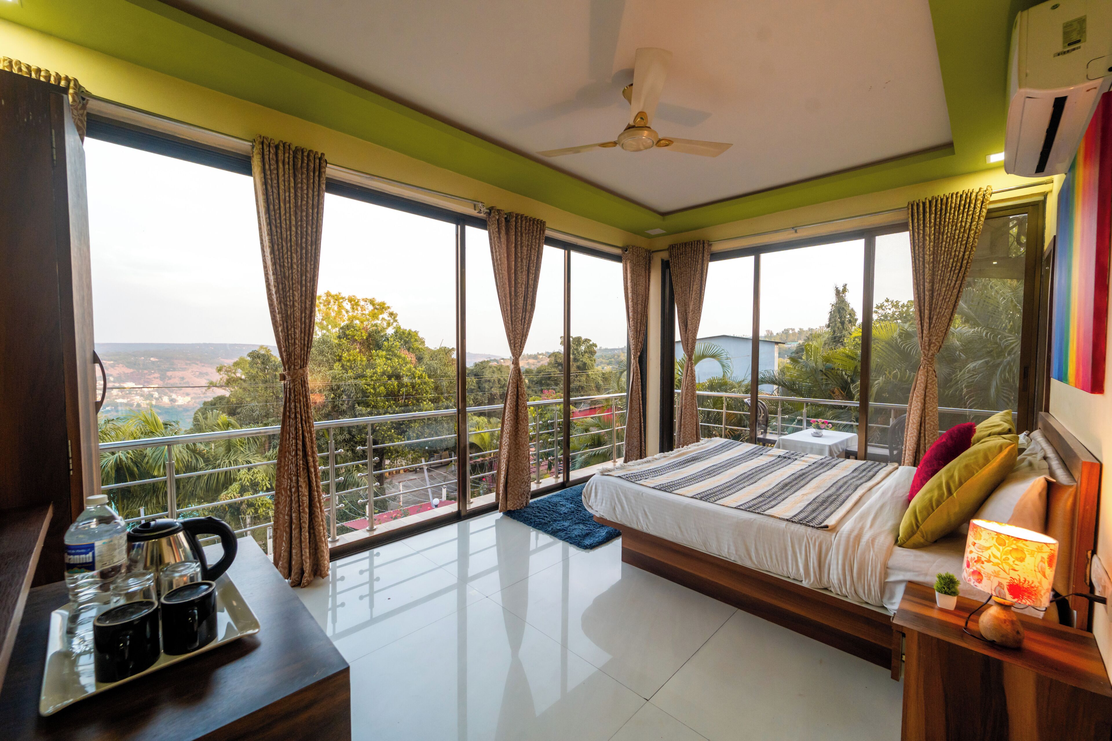 Kamar Double Premium | Dilengkapi dengan perabotan berbeda-beda