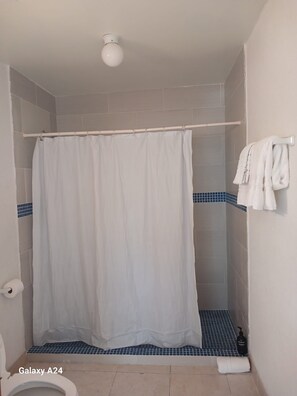 Douche, sèche-cheveux, serviettes fournies, papier toilette