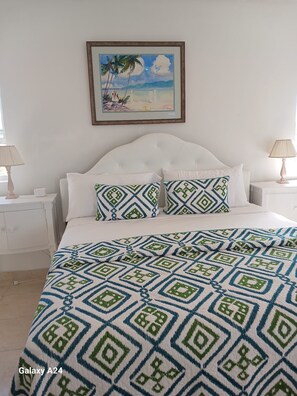 2 bedrooms, iron/ironing board, free WiFi, bed sheets - Condo with ocean view, private balcony & private Jacuzzi (unit 3) (Wheeland Settlement)