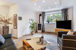 Fernseher, Kamin, Stereoanlage