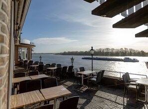 Outdoor dining - Rose Cottage Apartment – Relax and Unwind (Rees)