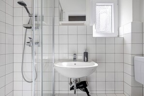 Een douche, een haardroger, handdoeken