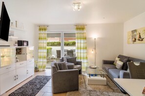 TV, DVD player, stereo - Apartment 'Ferienwohnung Landegge' with Private Terrace, Private Garden and Wi-Fi (Norden)