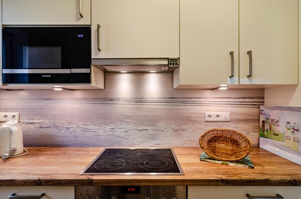 Køleskab, mikrobølgeovn, ovn, kogeplade