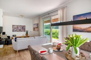 TV, fireplace, video games - KiteZeit Holiday Home with Terrace, Fireplace, Parking, Near the Beach – Salzhaff, Pepelow (Am Salzhaff)